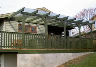 Terrassenüberdachung mit grüner Oberfläche
