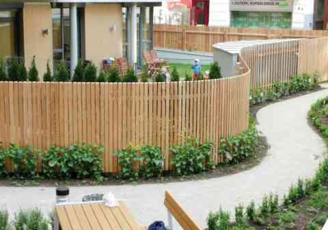 Modell Sichtschutz senkrecht breitseitig durchgehend montiert