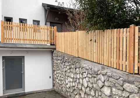 Sichtschutz senkrecht breitseitig - schräg an Mauer angepasst, Durchsicht 30 mm