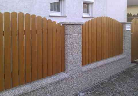 Sichtschutz aus senkrechten Brettern - Lärche Lasur