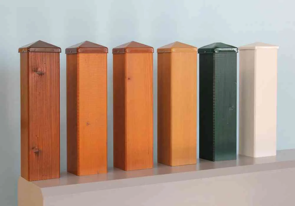 Steher aus Holz mit Abdeckkappen