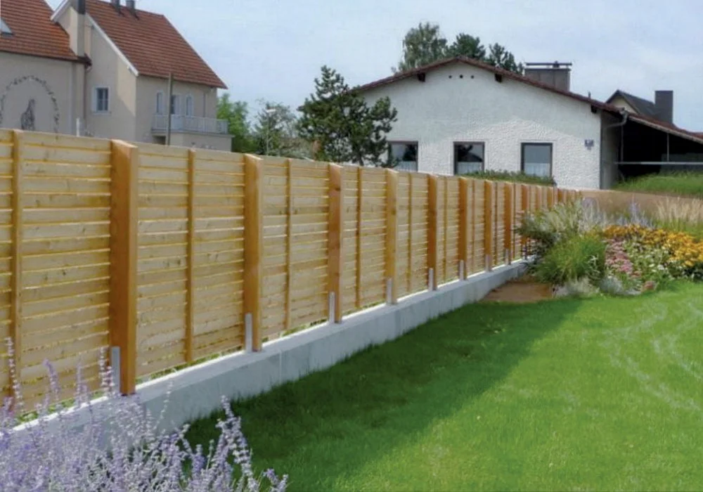 Lärchenholzzaun mit Holzstehern