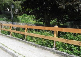 Stabiler Balkenzaun aus Lärchenholz