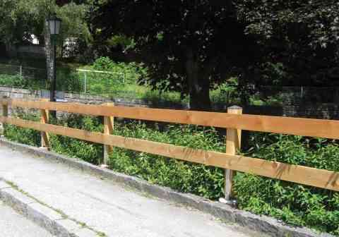 Stabiler Balkenzaun aus Lärchenholz