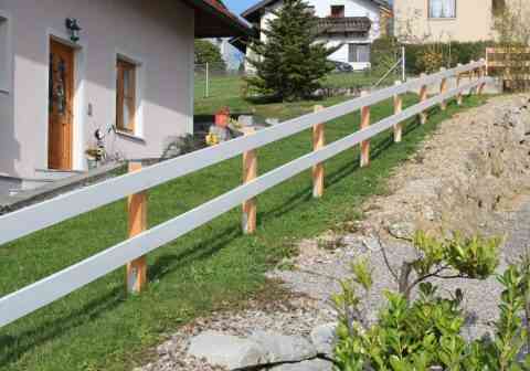 Balkenzaun aus Lärchenholz mit zwei Durchzügen
