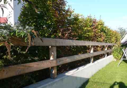 Stabiler Balkenzaun aus Lärchenholz