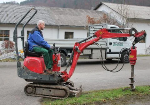 Minibagger für die Befestigung der Zäune im Einsatz
