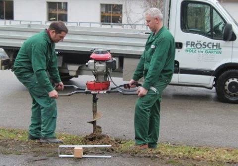 Vorberereitung für die Bodenbefestigung der Zäune