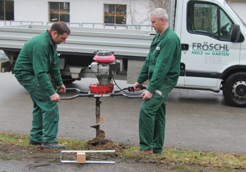 Vorberereitung für die Bodenbefestigung der Zäune