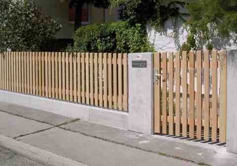 Bretterzaun hergestellt aus Lärchenholz - natur