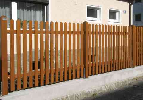 Bretterzaun Lärche mit Spitz als Abschluss