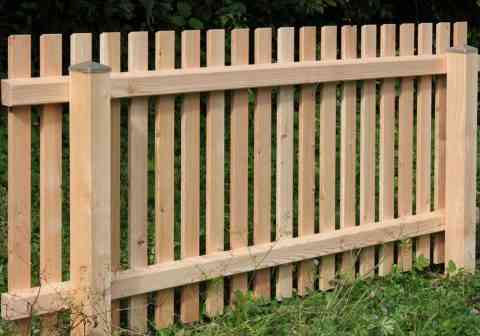 Elegante Bretterzäune als Grundstückabschluss