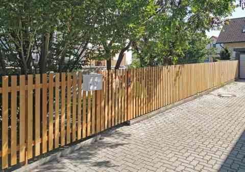 Elegante Bretterzäune als Grundstückabschluss
