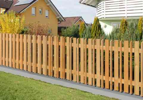 Lärchenzaun aus Latten und Brettern