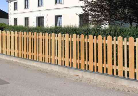 Lärchenzaun aus Latten und Brettern