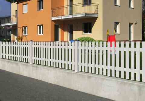 Bretterzaun Lärche mit deckender Lasur