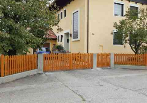 Doppeltor und Tür aus Lärchenholz