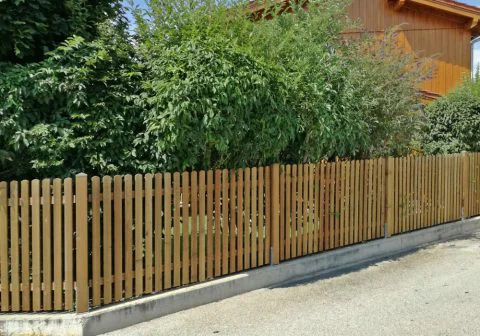 Bretterzaun auf Mauersockel montiert