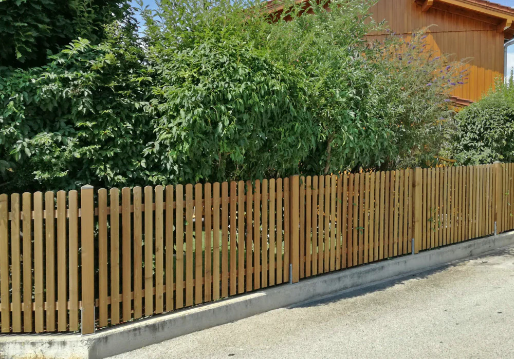 Bretterzaun auf Mauersockel montiert