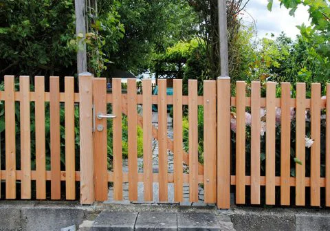 Zaun und Gehtür aus Lärchenholz