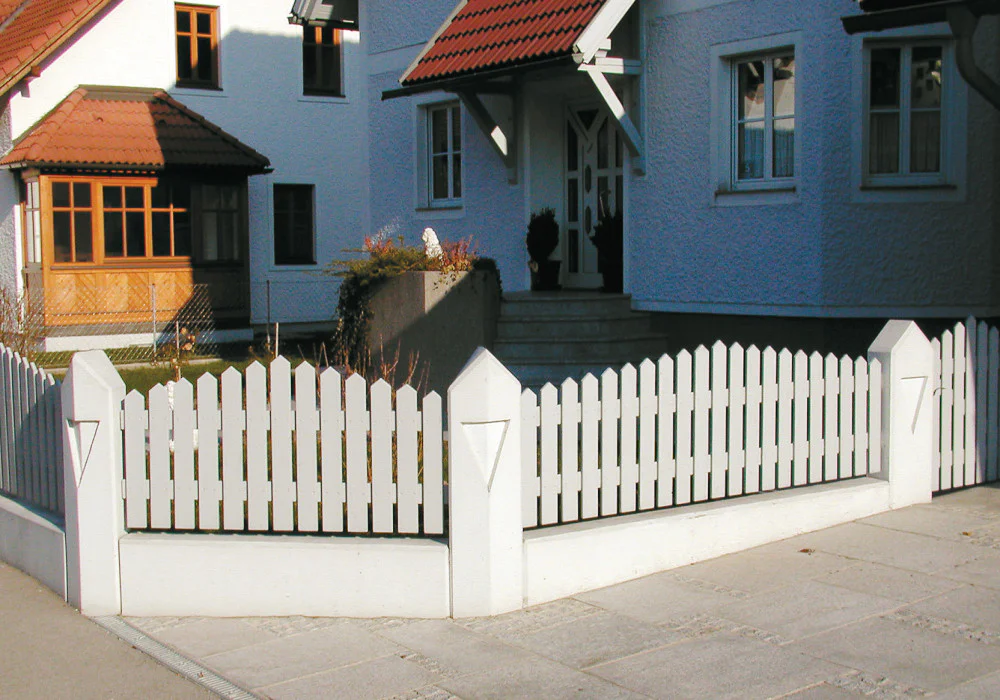 Bretterzaun mit deckender Lasur