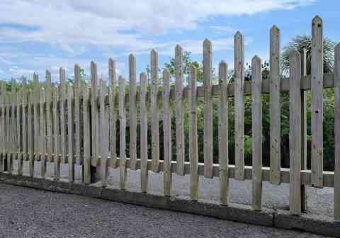 Sondermodell: Unterschiedliche Höhen - oben als Auflockerung, unten für freien Durchgang von Katzen und Igeln