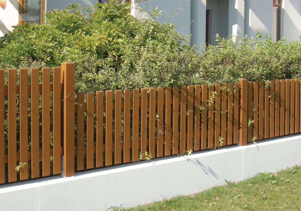 Bretterzaun aus Lärchenholz - Lasur