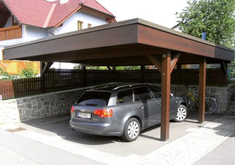 Carport mit weit ausragendem Dach