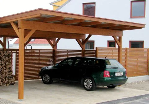 Carport mit elegantem Sichtschutz