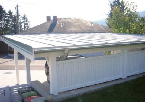 Carport mit Sichtschutzfeldern