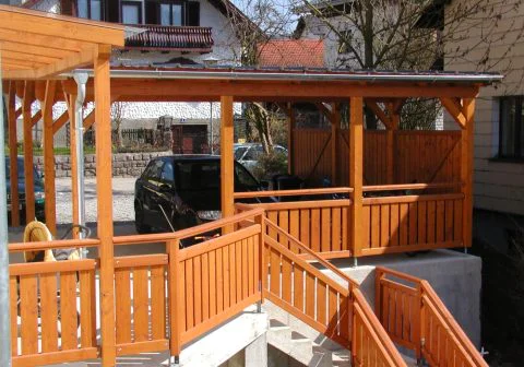 Carport kombiniert mit Geländer