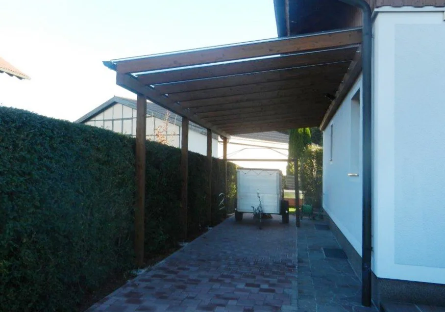 Carport fügt sich elegant an Haus an