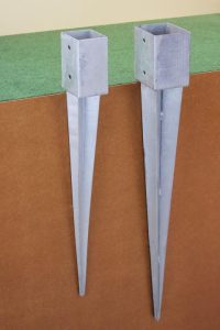 Einschlagbodenhülsen für niedrige Zäune