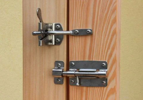 Klappriegel und Schubriegel bei Holztüren