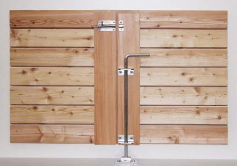 Innenansicht Doppeltor: Schubriegel und Bodenverriegelung samt Bodenstück