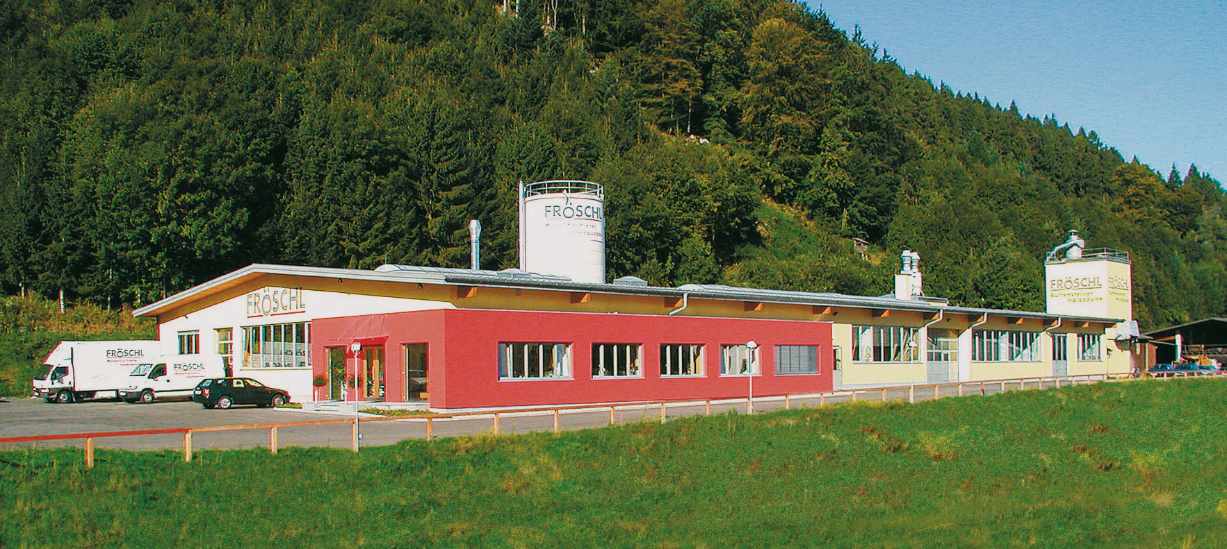 Betriebsgebäude Fröschl Möbeltischlerei und Holz im Garten seit 2005 unter einem Dach
