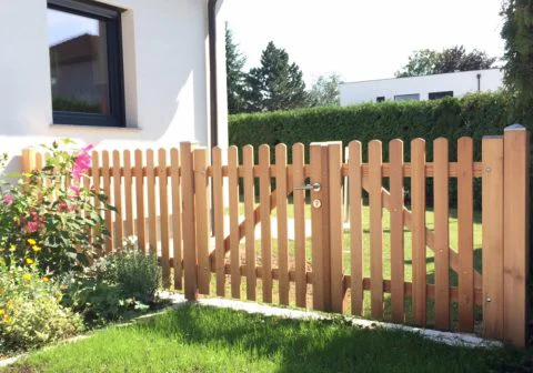 Bretterzaun als Tor