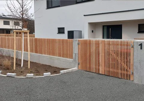 Zweiflügeliges Tor, Lattenzaun schmalseitig, nach außen aufgehend