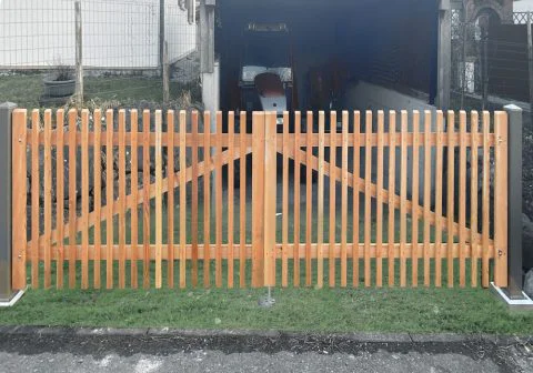 Einfahrtstor 2-flügelig – Stahlsäulen RAL 7006