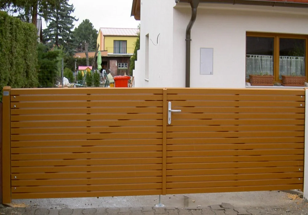 Waagrechter Sichtschutz als Tor