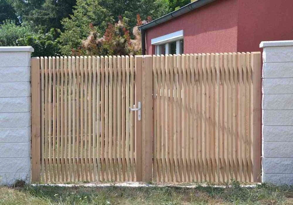 Sichtschutz Lamellenzaun als zweiflügeliges Tor