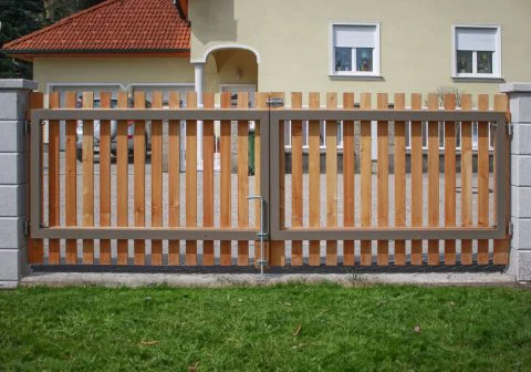 Bretterzaun montiert auf Alurahmen 2-flügelig