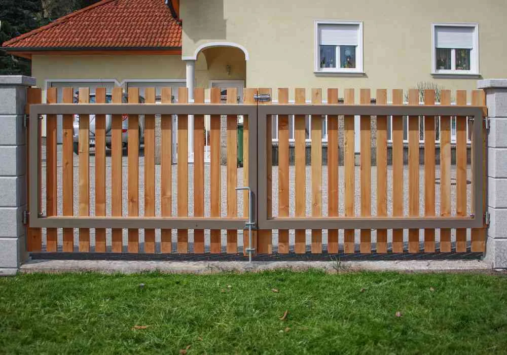 Bretterzaun montiert auf Alurahmen 2-flügelig