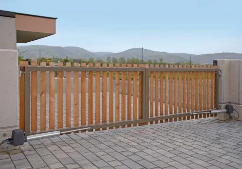 Bretterzaun auf Alurahmen als Einfahrtstor