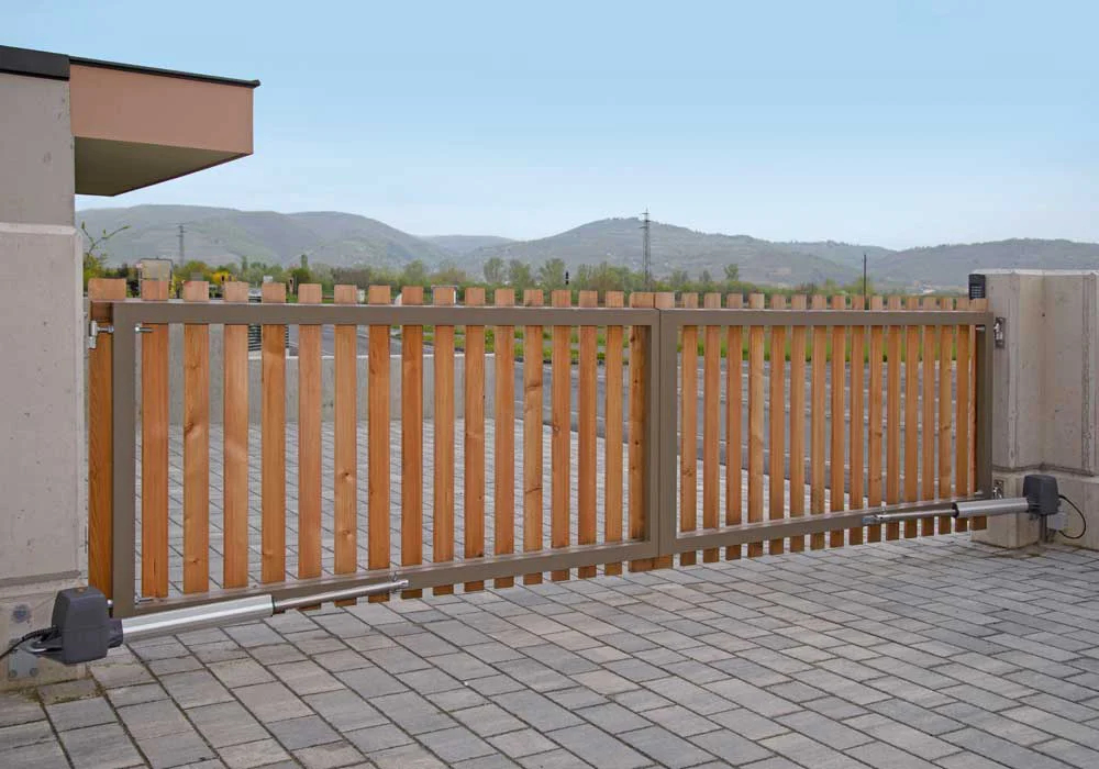 Bretterzaun auf Alurahmen als Einfahrtstor