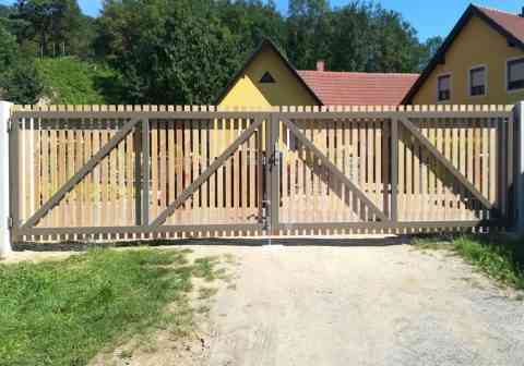 Übergroßes Doppeltor für Buseinfahrt