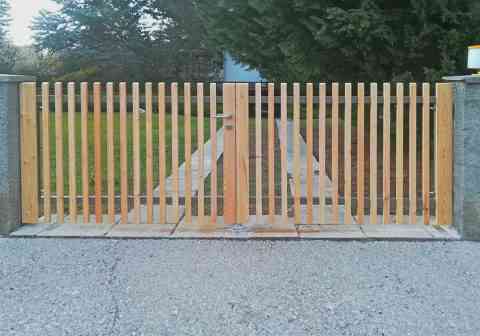 Lattenzaun, Lärche natur, Ausführung mit Drücker - Außenansich