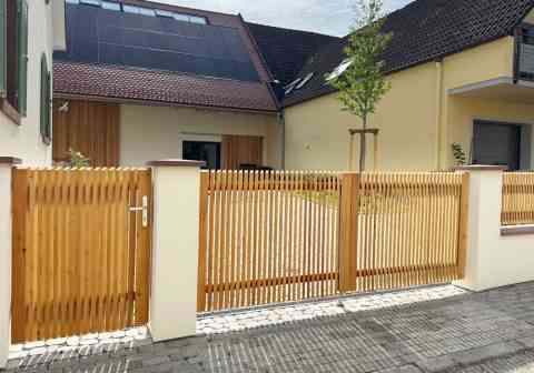 Sichtschutz senkrecht schmalseitig, 20 mm Abstand, Lärche natur - Außenansicht