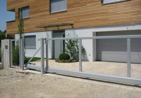 Schiebetor in Anschluss an Gehtüre