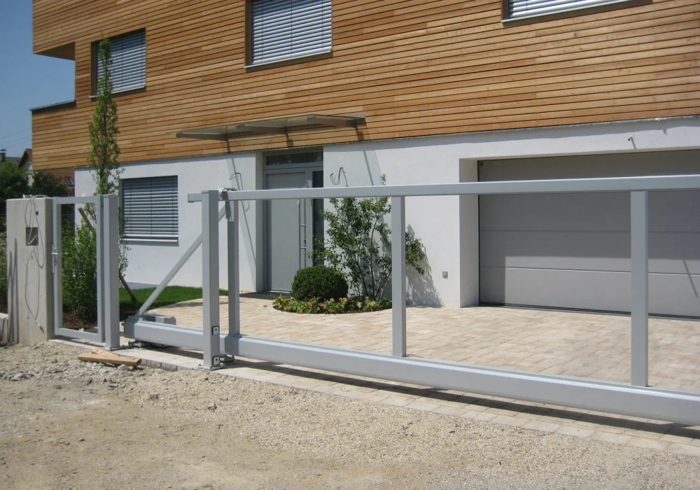 Schiebetor in Anschluss an Gehtüre